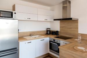 Kuchyň nebo kuchyňský kout v ubytování Domaine d'Arca Corse du Sud - Piscine - T2 - 4 personnes "David 11"