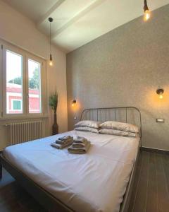 - une chambre avec un lit et des serviettes dans l'établissement Abbazia di San Paolo Appartamento Moderno, à Rome
