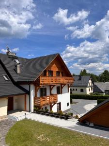 een huis met een gambrel dak bij Willa WIKTORIA in Krynica Zdrój