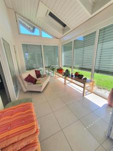 Zimmer mit Sofa, Tisch und Fenstern in der Unterkunft Klettgauperle - familien- und behindertengerechte Ferienwohnung in Griessen