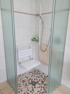 um chuveiro na casa de banho com piso em azulejo em Klettgauperle - familien- und behindertengerechte Ferienwohnung em Griessen