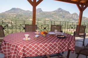 A general mountain view or a mountain view taken from A villát