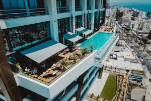 uma vista panorâmica de um edifício com piscina em The Icon Limassol em Limassol