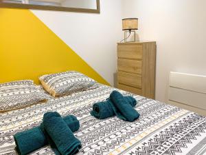 un letto con due cuscini blu sopra di Nid douillet a Buxy