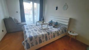 Ένα ή περισσότερα κρεβάτια σε δωμάτιο στο Aegean home budva vojvodanska 16 b stan7