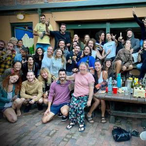 um grande grupo de pessoas posando para uma foto em Sundancer Backpackers Hostel em Fremantle