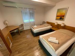 Letto o letti in una camera di Liget Üdülőpark Fonyód