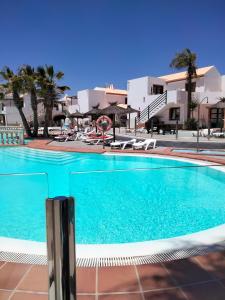 una piscina frente a un complejo en Puerta del sol, en Caleta de Fuste