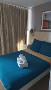 Costa Plana apartment 528 (3km from Monaco) tesisinde bir odada yatak veya yataklar
