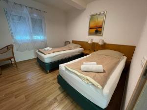 Letto o letti in una camera di Liget Üdülőpark Fonyód