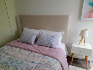 Uma cama ou camas num quarto em Light Blue Apartment