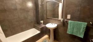 une salle de bain avec un lavabo, des toilettes et une baignoire dans l'établissement Renda Iporava, Hermoso departamento en Salta, à Salta