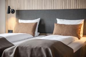 two beds sitting next to each other in a bedroom at Quality Airport Hotel Værnes in Stjoerdal