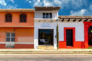 an orange and white building with an ovo store at OYO Hotel Punta Guadalupe, San Cristóbal de las Casas in San Cristóbal de Las Casas