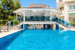 阿拉尼亞的住宿－Villa Sunflower Hotel - All Inclusive，蓝色的酒店游泳池