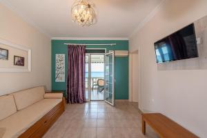 TV a/nebo společenská místnost v ubytování Andretina Sea View Apartments + 37 fotografií