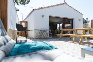 a backyard with a picnic table and a house at Longère pierres/modernité proche mer/la guittière in Talmont