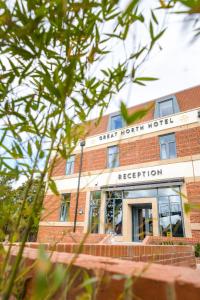 un edificio in mattoni con un cartello che legge City North Hotel di Great North Hotel a Newcastle upon Tyne