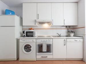 Virtuvė arba virtuvėlė apgyvendinimo įstaigoje Algaba Pisc planta Baja D
