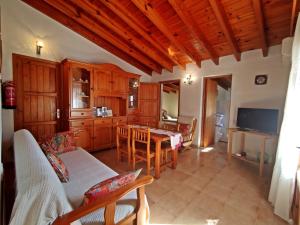 een woonkamer met een tafel en een keuken bij Ca n'Antonia in Sant Ferran de Ses Roques