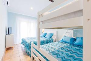 A bed or beds in a room at La Villa de los Mares Még 22 kép