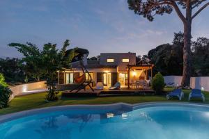 The swimming pool at or close to La Villa de los Mares