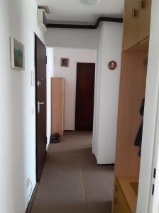 un pasillo en un apartamento con un pasillo que conduce a una puerta en apartman dobrinja2 en Sarajevo