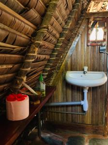 - une salle de bains dans une cabane dans les arbres avec un lavabo dans l'établissement Coin Sauvage, à Ambatozavavy
