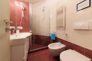 ein Bad mit einem WC, einem Waschbecken und einer Dusche in der Unterkunft B&B La Certosa di San Martino in Neapel