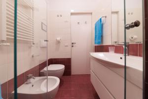 bagno con servizi igienici e lavandino di B&B La Certosa di San Martino a Napoli