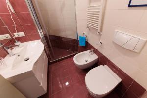 ein Badezimmer mit einem weißen WC und einem Waschbecken in der Unterkunft B&B La Certosa di San Martino in Neapel