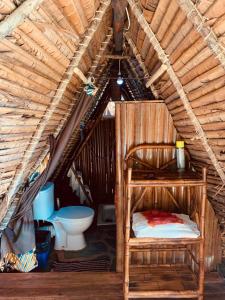 Cette chambre mansardée comprend un lit et des toilettes. dans l'établissement Coin Sauvage, à Ambatozavavy