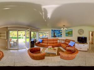 a large living room with couches and chairs at Chalet am Waldsee direkt am Badesee Rieden mit Seeblick für bis zu 14 Personen Traumferienhaeuser-Eifel in Rieden