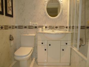 Ένα μπάνιο στο Torrox Costa beachfront apartment +46 φωτογραφίες