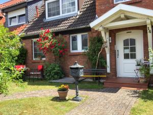 a brick house with a birdbath in the front yard at Ferienwohnung Schubertstraße in Malchow