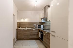 una cucina con mobili in legno e un lavello di Travel Homes - The Ancienne Poste, Petite Venise a Colmar