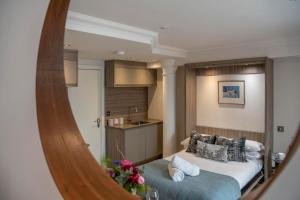 Habitación de hotel con cama y espejo en ChocoLets - The Kitkat Suite, en York