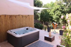 Vonkajšia záhrada v ubytovaní Chambre d'hôtes Les terrasses de Saint Clair