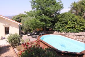 Bazén v ubytovaní Chambre d'hôtes Les terrasses de Saint Clair alebo v jeho blízkosti
