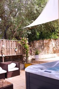 Patio alebo iná vonkajšia časť ubytovania Chambre d'hôtes Les terrasses de Saint Clair