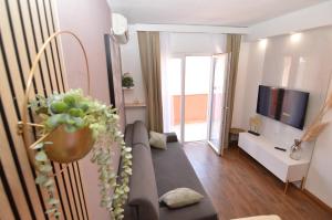 un soggiorno con un divano e una TV di Apartments Amari a Starigrad-Paklenica (Ortopula)