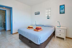 - une chambre avec un lit et 2 sandwichs dans l'établissement Apartment Rui, à Carvoeiro