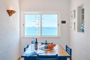 - une table à manger avec vue sur l'océan dans l'établissement Apartment Rui, à Carvoeiro