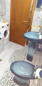bagno con servizi igienici blu e lavandino di VILLA Camillo a Mattine