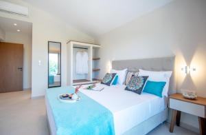 1 dormitorio con 1 cama grande con manta azul en Grande Mandi & Jani Villa, en Laganas