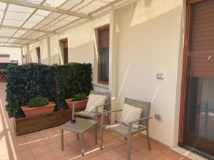 Rõdu või terrass majutusasutuses Su Corittu Guesthouse