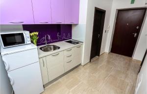 Kuchyň nebo kuchyňský kout v ubytování 3 Bedroom Cozy Apartment In Split
