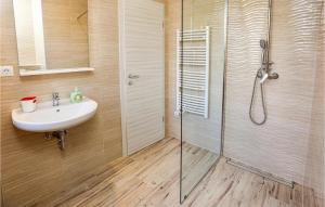 Koupelna v ubytování 3 Bedroom Cozy Apartment In Split
