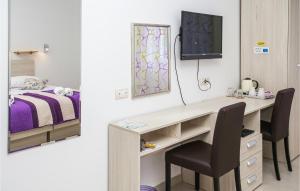 Postel nebo postele na pokoji v ubytování 3 Bedroom Cozy Apartment In Split