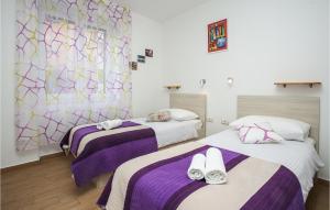 Posteľ alebo postele v izbe v ubytovaní 3 Bedroom Cozy Apartment In Split + 12 fotografií